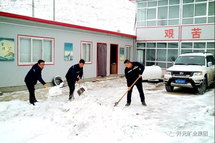 人間四月芳菲盡，山中春雪還復來