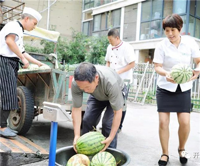 買下一整車西瓜，讓瓜農(nóng)早點(diǎn)回家