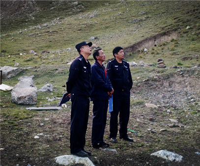 興?？h公安局治安大隊(duì)到銅鑫公司例行安全專項(xiàng)檢查